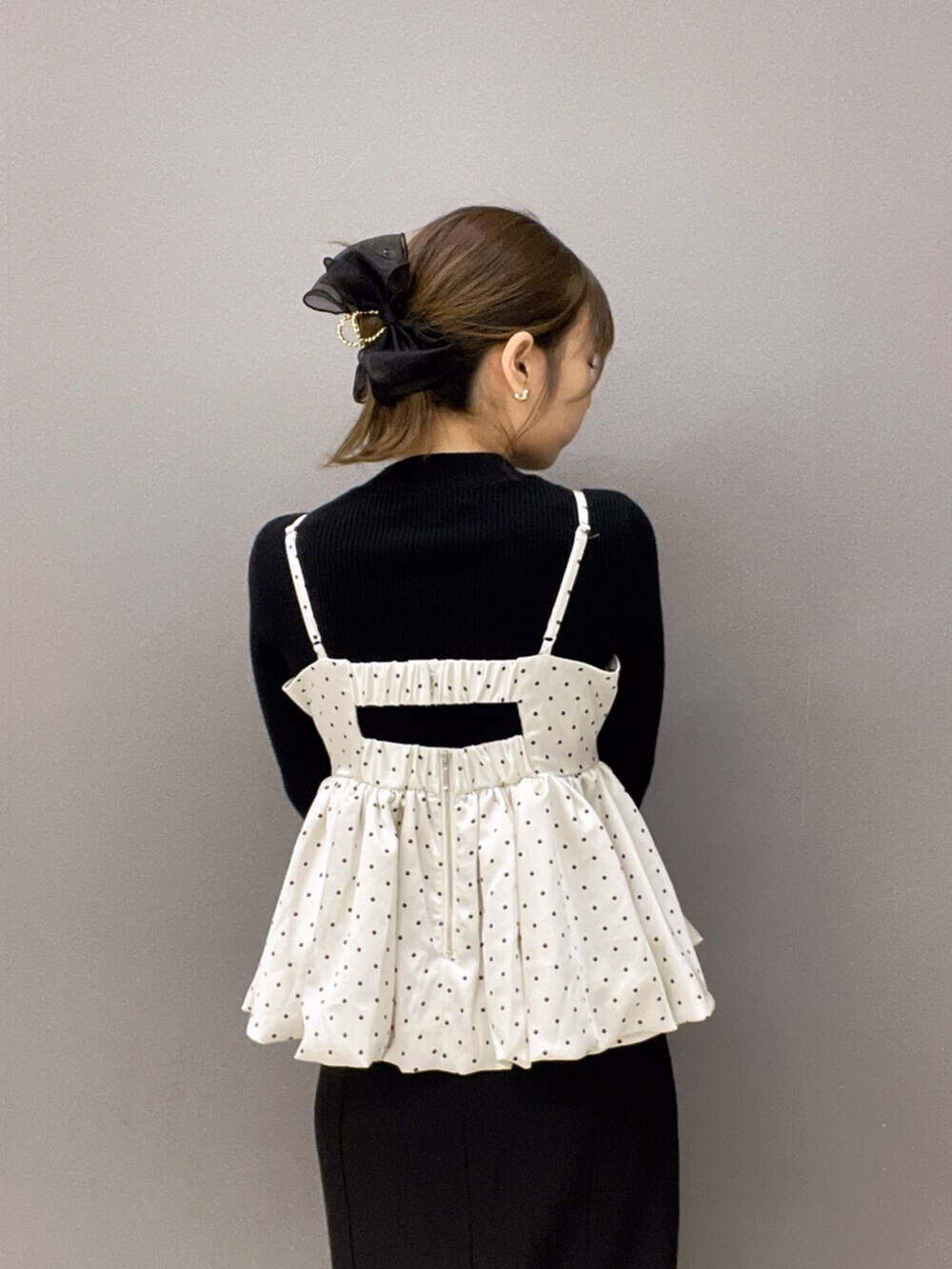 ブラック系のスカート、ブラック系のニット/セーター、その他のシャツ/ブラウスを着用したレディースの秋コーディネートの7枚目の写真