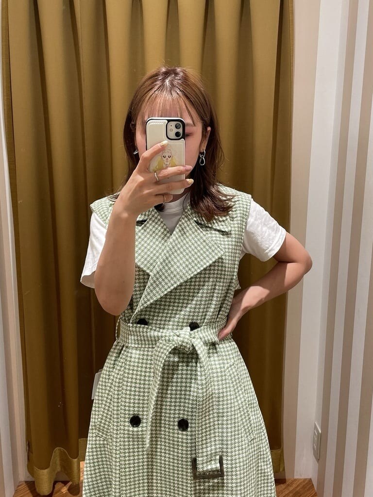 ホワイト系のサンダル、グリーン系のその他アウター、シルバー系のピアス（両耳用）を着用したレディースの夏コーディネートの2枚目の写真