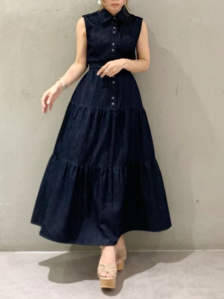 ベージュ系のサンダル、ブルー系のワンピース、ホワイト系のサンダルを着用したレディースの春コーディネートの4枚目の写真