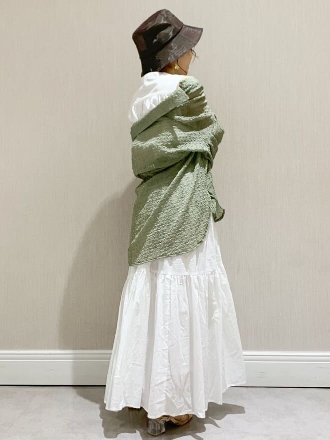 ホワイト系のワンピース、グリーン系のシャツ/ブラウス、ブラウン系のハットを着用したレディースの春コーディネートの2枚目の写真