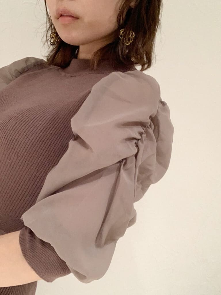 ブラウン系のワンピース、グレー系のトレンチコート、ベージュ系のハンドバッグを着用したレディースの秋コーディネートの6枚目の写真