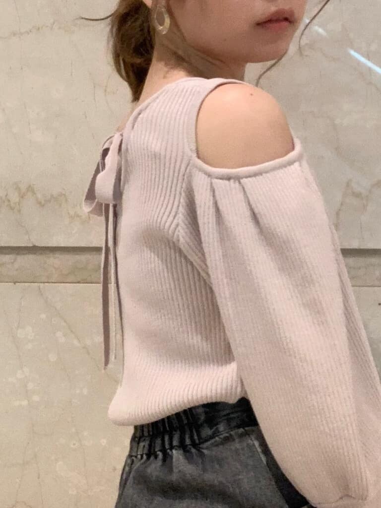 パープル系のニット/セーター、ブラック系のサンダル、ブラック系のスカートを着用したレディースの春コーディネートの6枚目の写真