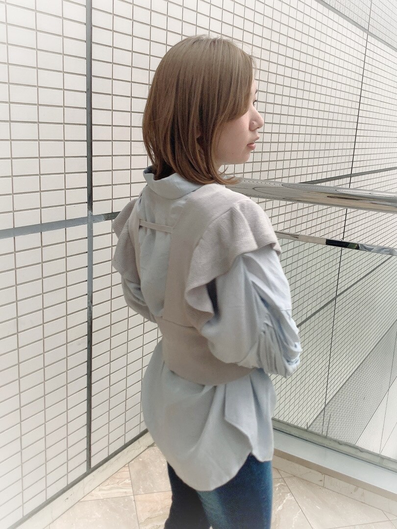 ブルー系のシャツ/ブラウス、ブルー系のデニムパンツ、その他のサンダルを着用したレディースの春コーディネートの4枚目の写真