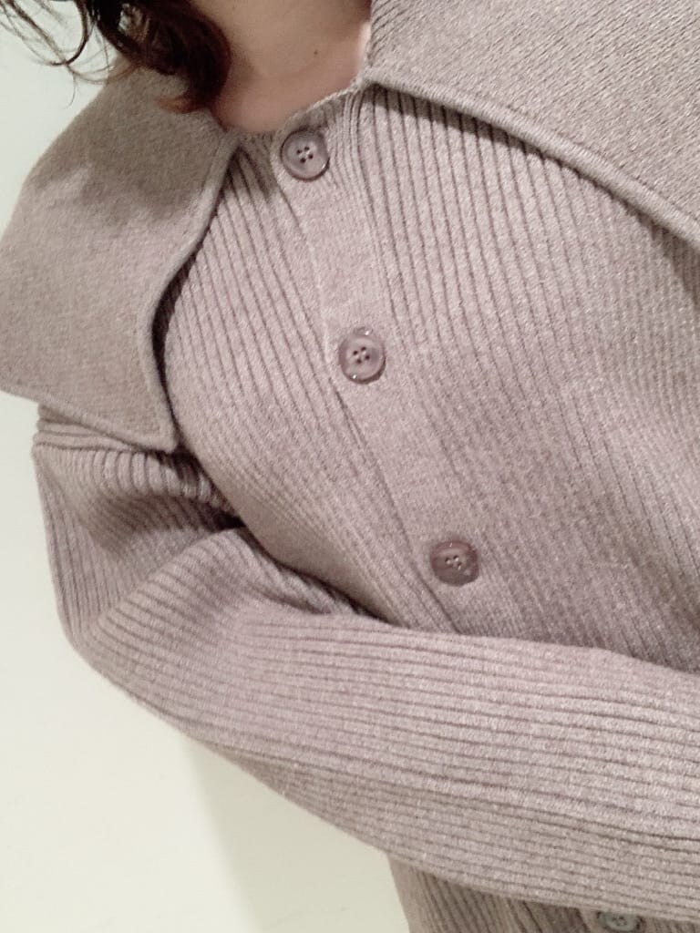 ブラウン系のブーツ、ベージュ系のニット/セーター、ベージュ系のスカートを着用したレディースの秋コーディネートの6枚目の写真