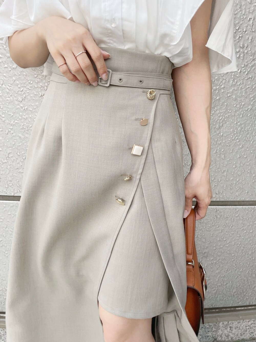 ホワイト系のシャツ/ブラウス、グリーン系のスカート、ホワイト系のパンプスを着用したレディースの春コーディネートの10枚目の写真