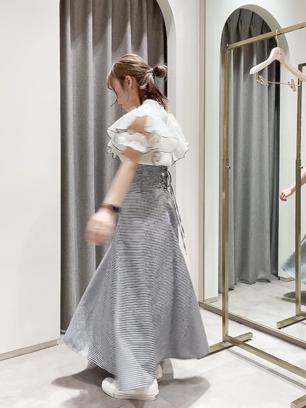 ホワイト系のTシャツ/カットソー、ブラック系のスカートを着用したレディースの春コーディネートの3枚目の写真