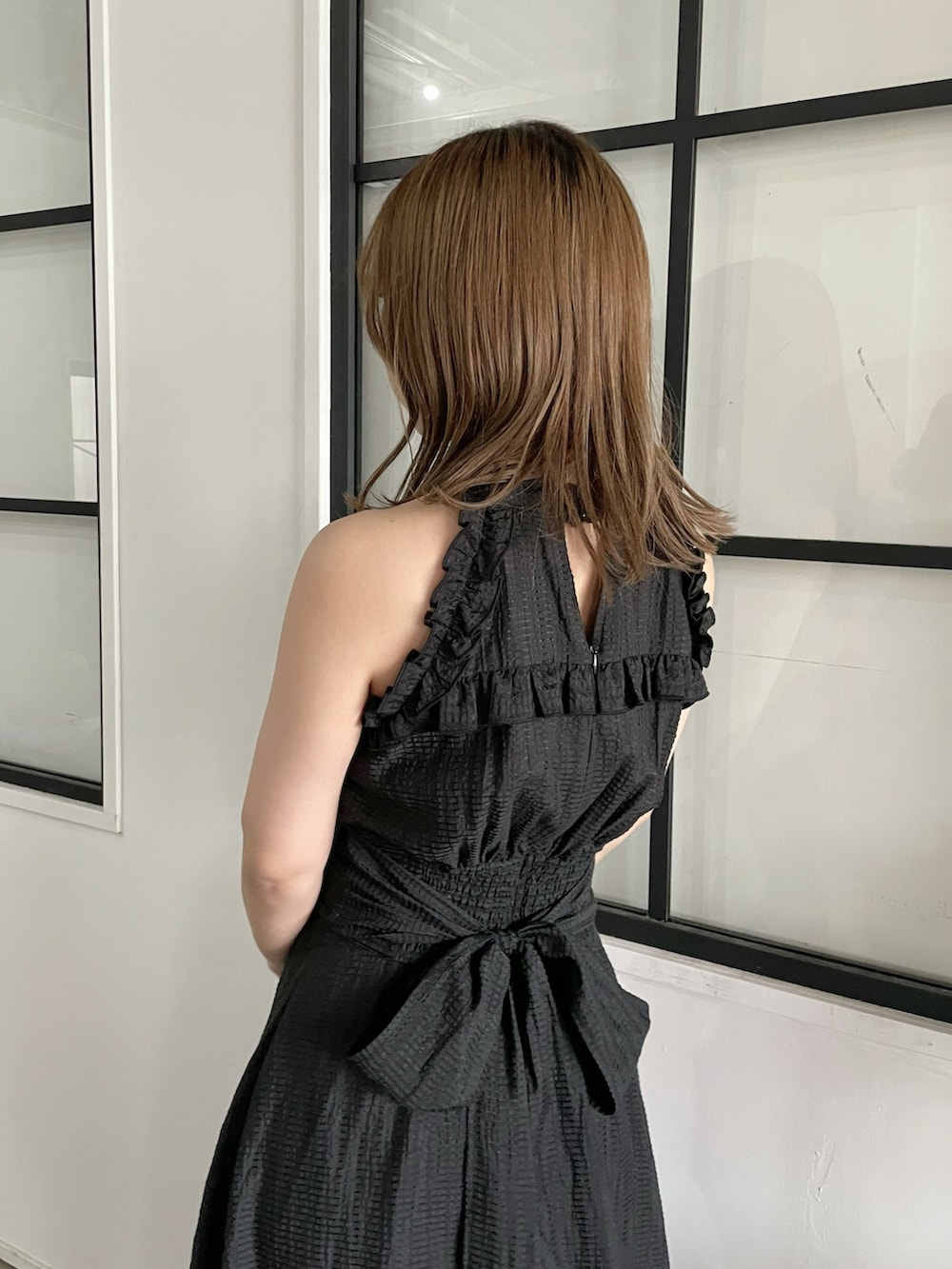 ブラック系のサンダル、ブラック系のワンピースを着用したレディースの春コーディネートの6枚目の写真