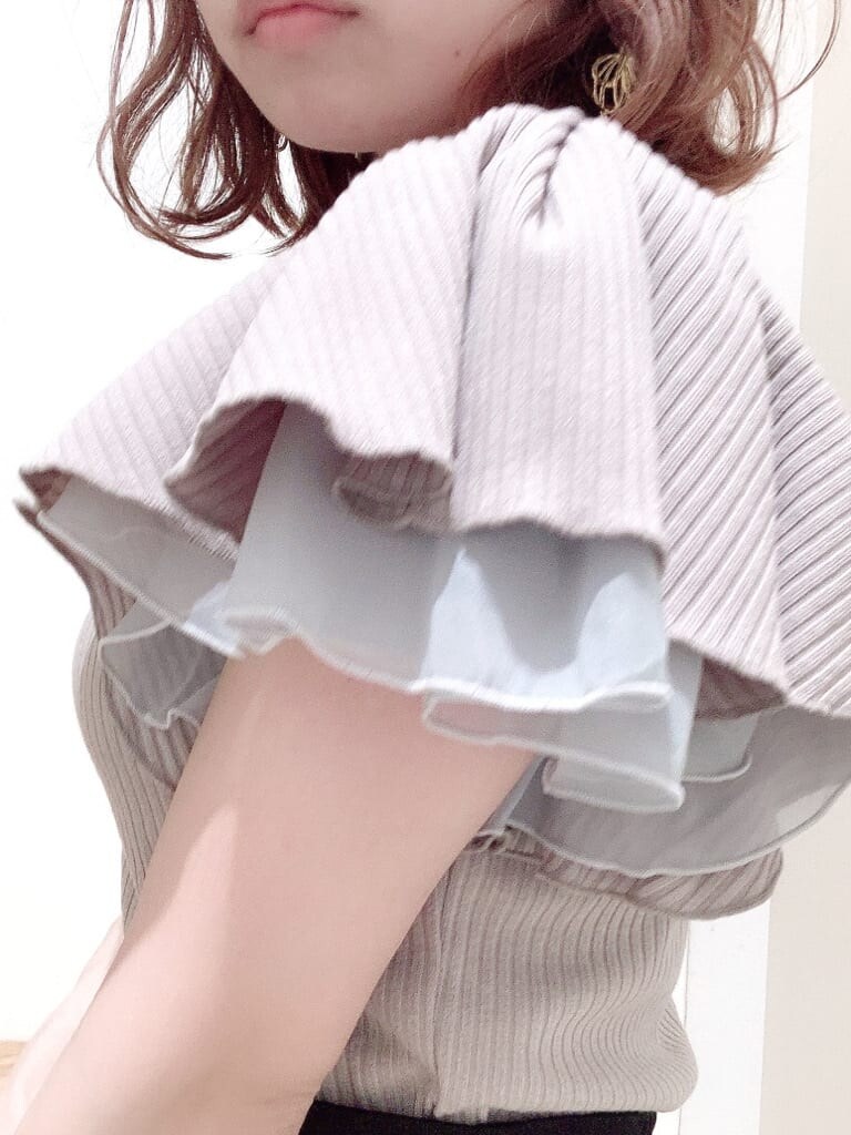 ブラック系のスカート、ブラック系のサンダル、グレー系のTシャツ/カットソーを着用したレディースの夏コーディネートの5枚目の写真
