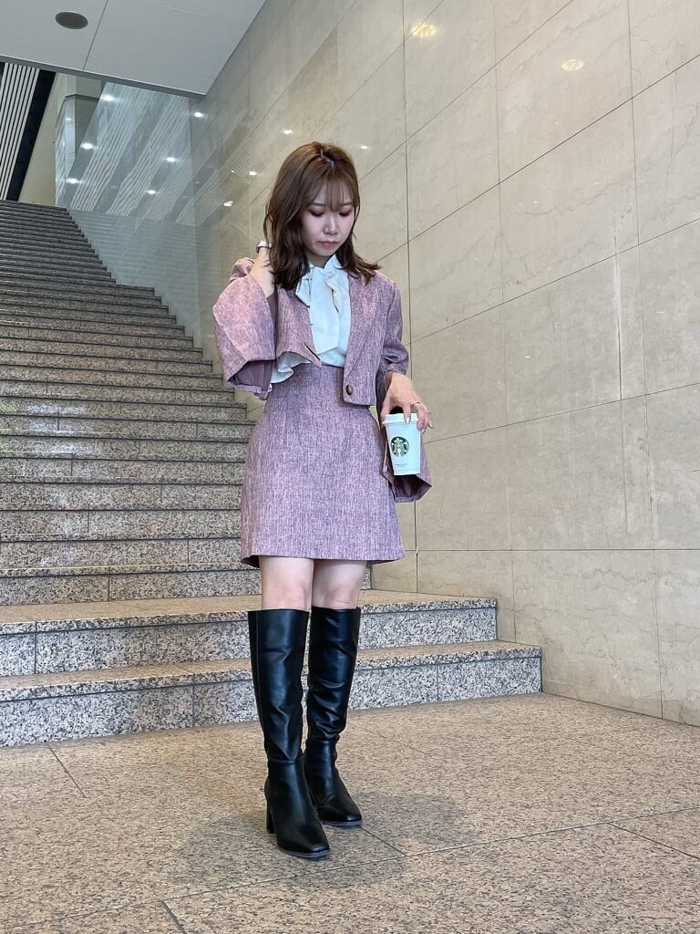 ホワイト系のシャツ/ブラウス、レッド系のその他アウター、レッド系のスカートを着用したレディースの夏コーディネートの5枚目の写真