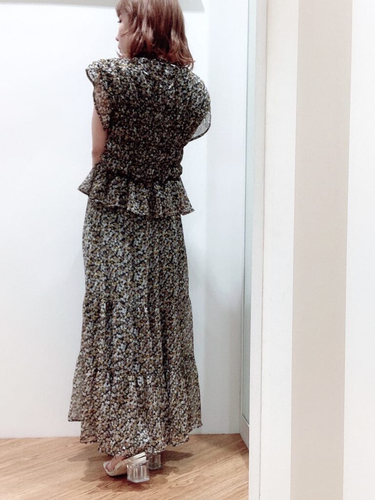 その他のシャツ/ブラウス、その他のサンダル、その他のスカートを着用したレディースの夏コーディネートの2枚目の写真