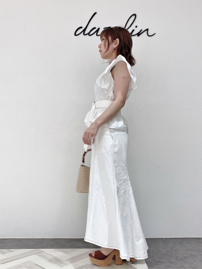 その他のサンダル、ホワイト系のシャツ/ブラウス、ホワイト系のスカートを着用したレディースの春コーディネートの4枚目の写真