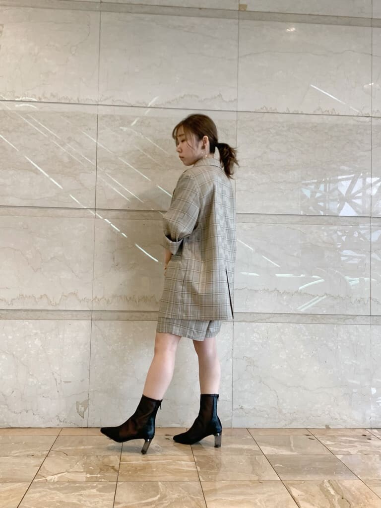 その他のテーラードジャケット、その他のその他パンツ、ホワイト系のニット/セーターを着用したレディースの冬コーディネートの4枚目の写真