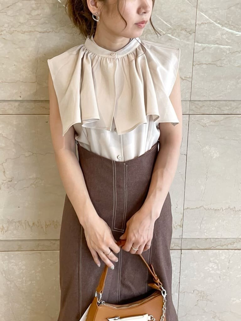 ベージュ系のシャツ/ブラウス、ブラウン系のスカート、ブラウン系のサンダルを着用したレディースの夏コーディネートの4枚目の写真