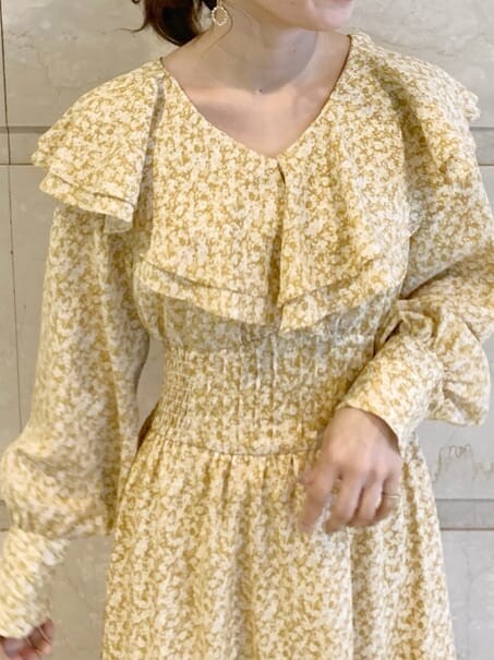 イエロー系のワンピース、ホワイト系のローファーを着用したレディースの冬コーディネートの7枚目の写真