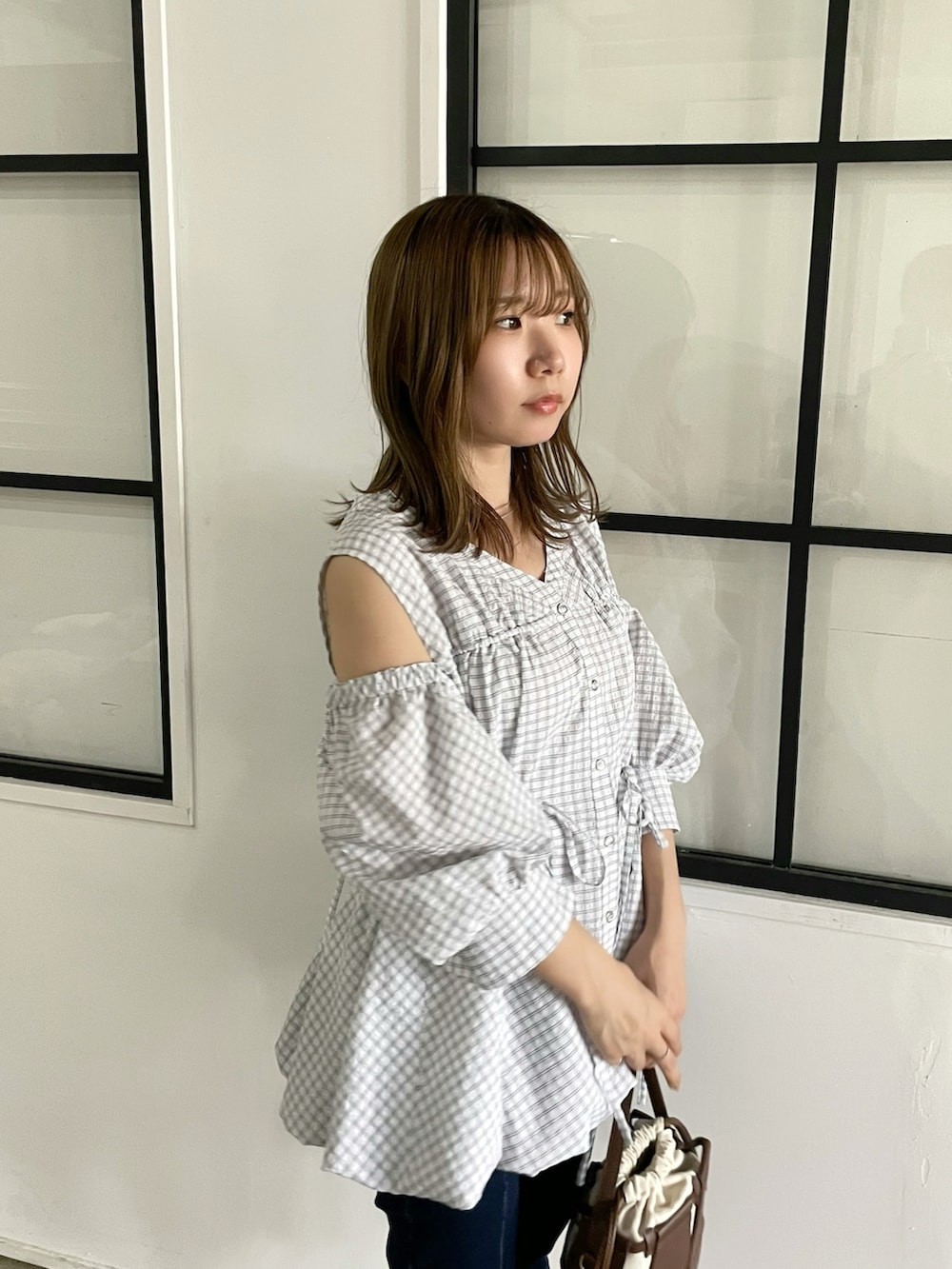 その他のシャツ/ブラウス、ブルー系のその他パンツ、ホワイト系のサンダルを着用したレディースの春コーディネートの7枚目の写真