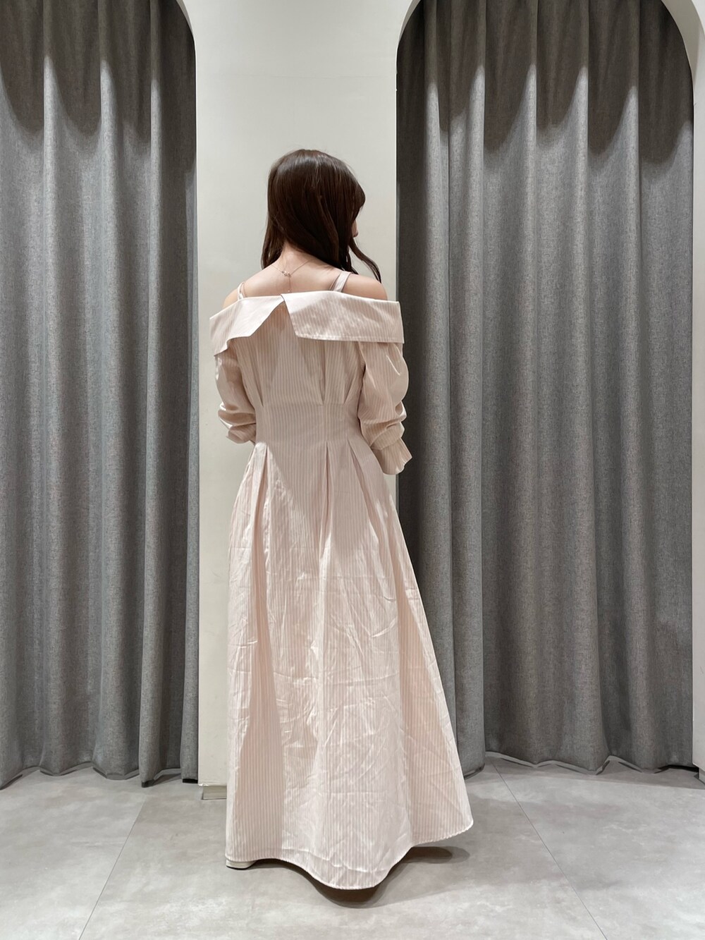 ピンク系のシャツワンピース、ホワイト系のパンプスを着用したレディースの春コーディネートの3枚目の写真