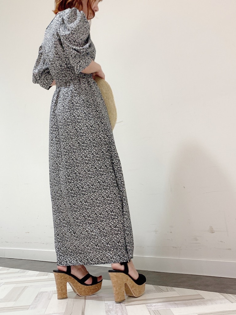 ブラック系のサンダル、ブラック系のワンピース、ホワイト系のハットを着用したレディースの夏コーディネートの5枚目の写真