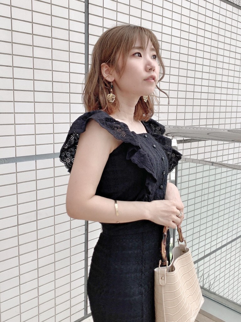 ブラック系のシャツ/ブラウス、ブラック系のサンダル、ブラック系のスカートを着用したレディースの春コーディネートの6枚目の写真