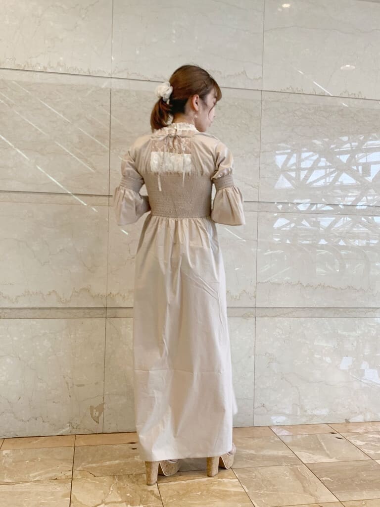 ベージュ系のワンピース、ホワイト系のシャツ/ブラウス、その他のサンダルを着用したレディースの夏コーディネートの4枚目の写真