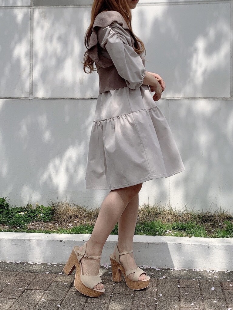 ベージュ系のサンダル、ベージュ系のチュニック、ベージュ系のベストを着用したレディースの春コーディネートの3枚目の写真