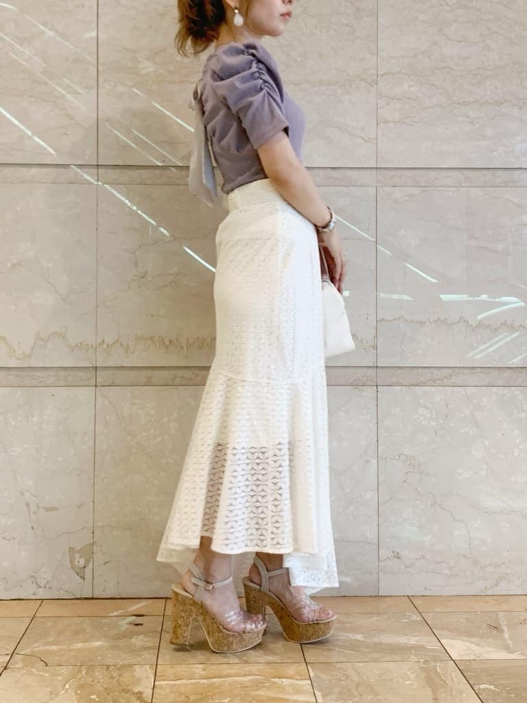 その他のサンダル、ホワイト系のスカート、ホワイト系のハンドバッグを着用したレディースの春コーディネートの4枚目の写真