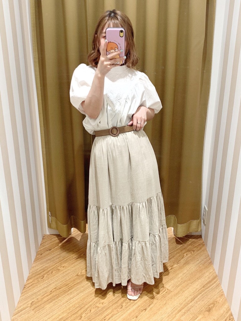 ホワイト系のシャツ/ブラウス、ベージュ系のスカート、その他のサンダルを着用したレディースの春コーディネートの4枚目の写真