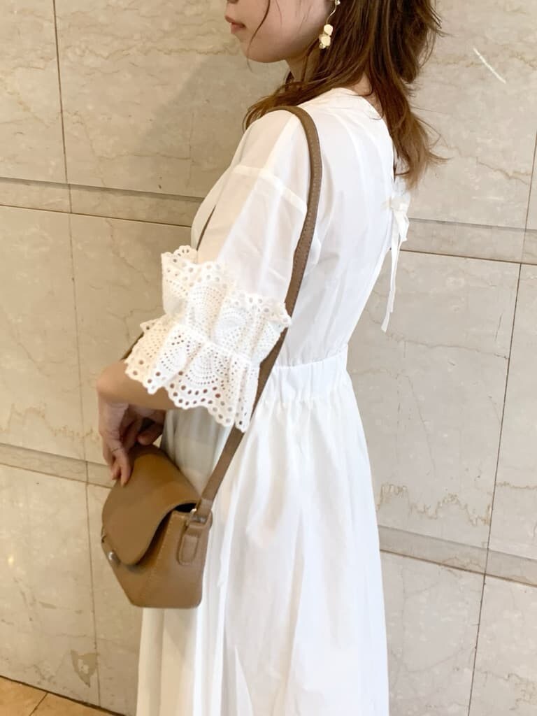 ホワイト系のワンピース、ブラウン系のショルダーバッグを着用したレディースの春コーディネートの7枚目の写真