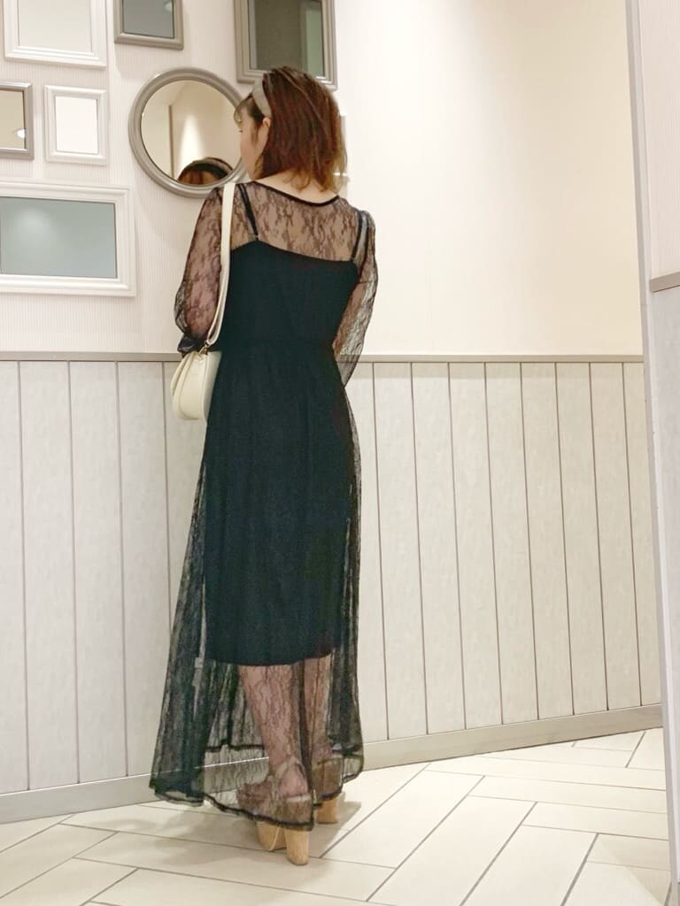 その他のサンダル、ブラック系のワンピース、ベージュ系のショルダーバッグを着用したレディースの夏コーディネートの3枚目の写真