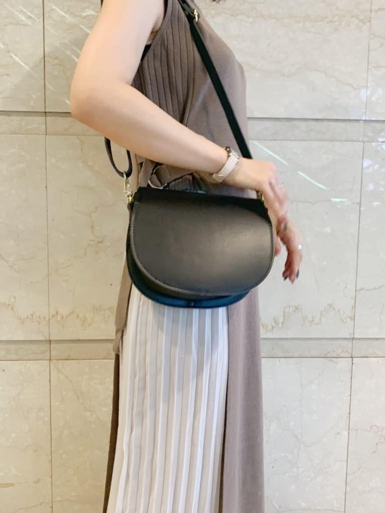 ブラウン系のワンピース、その他のサンダル、ブラック系のショルダーバッグを着用したレディースの夏コーディネートの8枚目の写真
