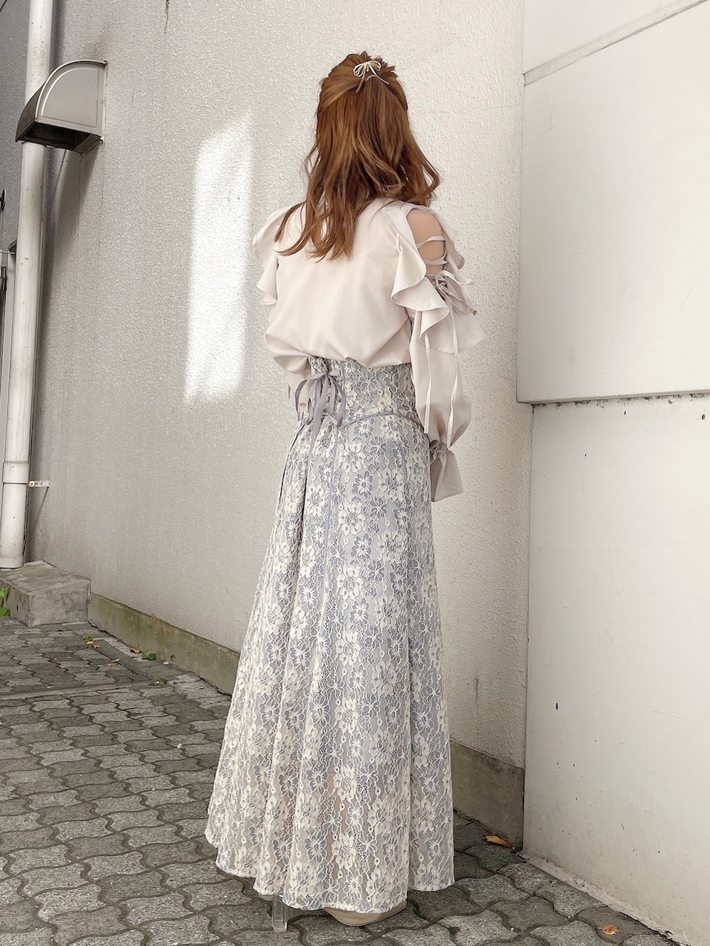 ベージュ系のシャツ/ブラウス、ブルー系のスカート、ホワイト系のパンプスを着用したレディースの冬コーディネートの2枚目の写真