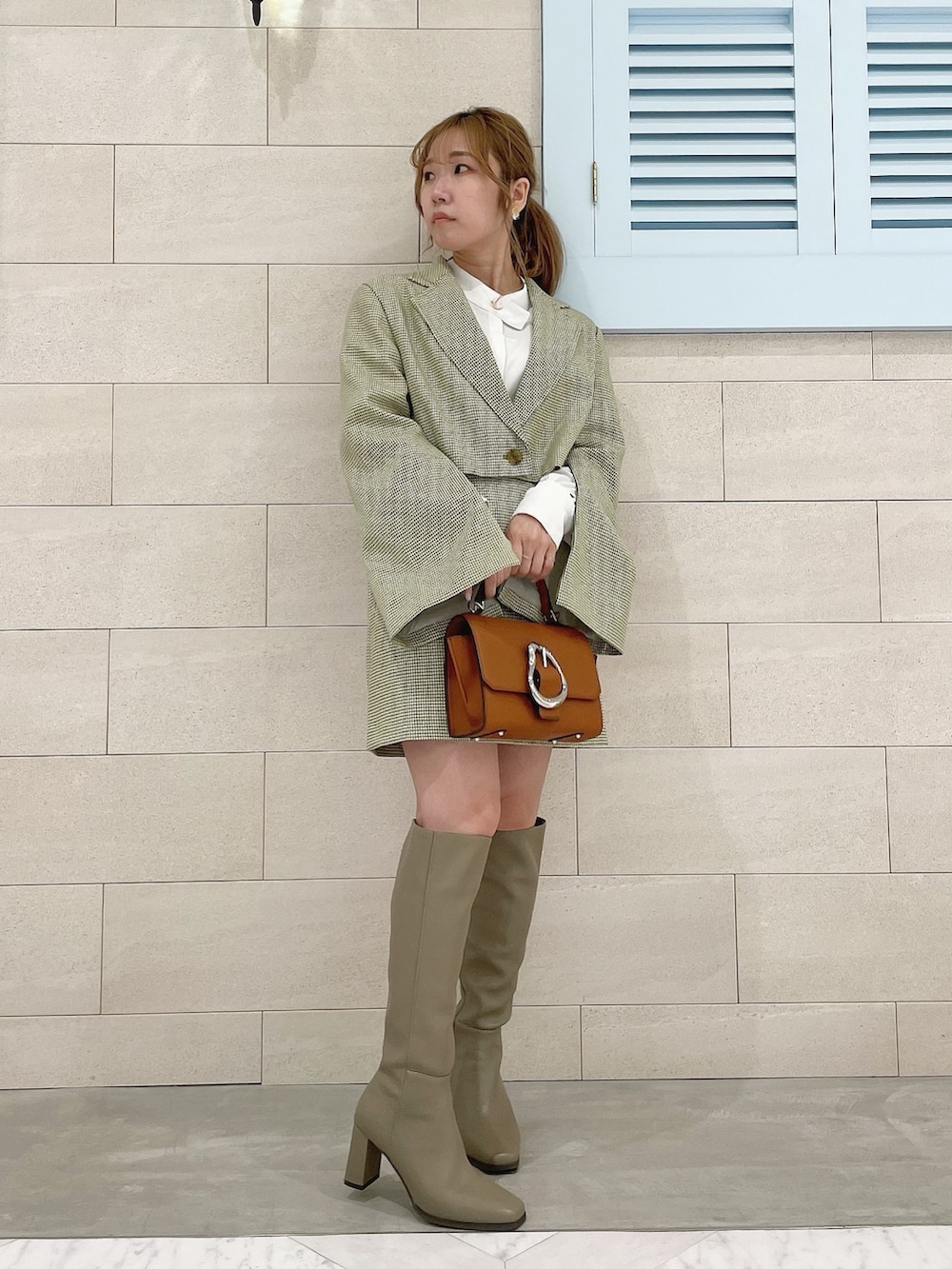 グリーン系のテーラードジャケット、ホワイト系のシャツ/ブラウス、グリーン系のスカートを着用したレディースの冬コーディネートの4枚目の写真