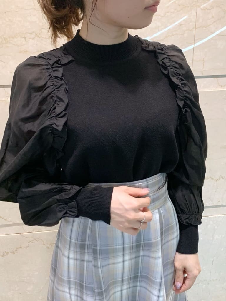 ブラック系のテーラードジャケット、ブラック系のローファー、その他のスカートを着用したレディースの冬コーディネートの7枚目の写真