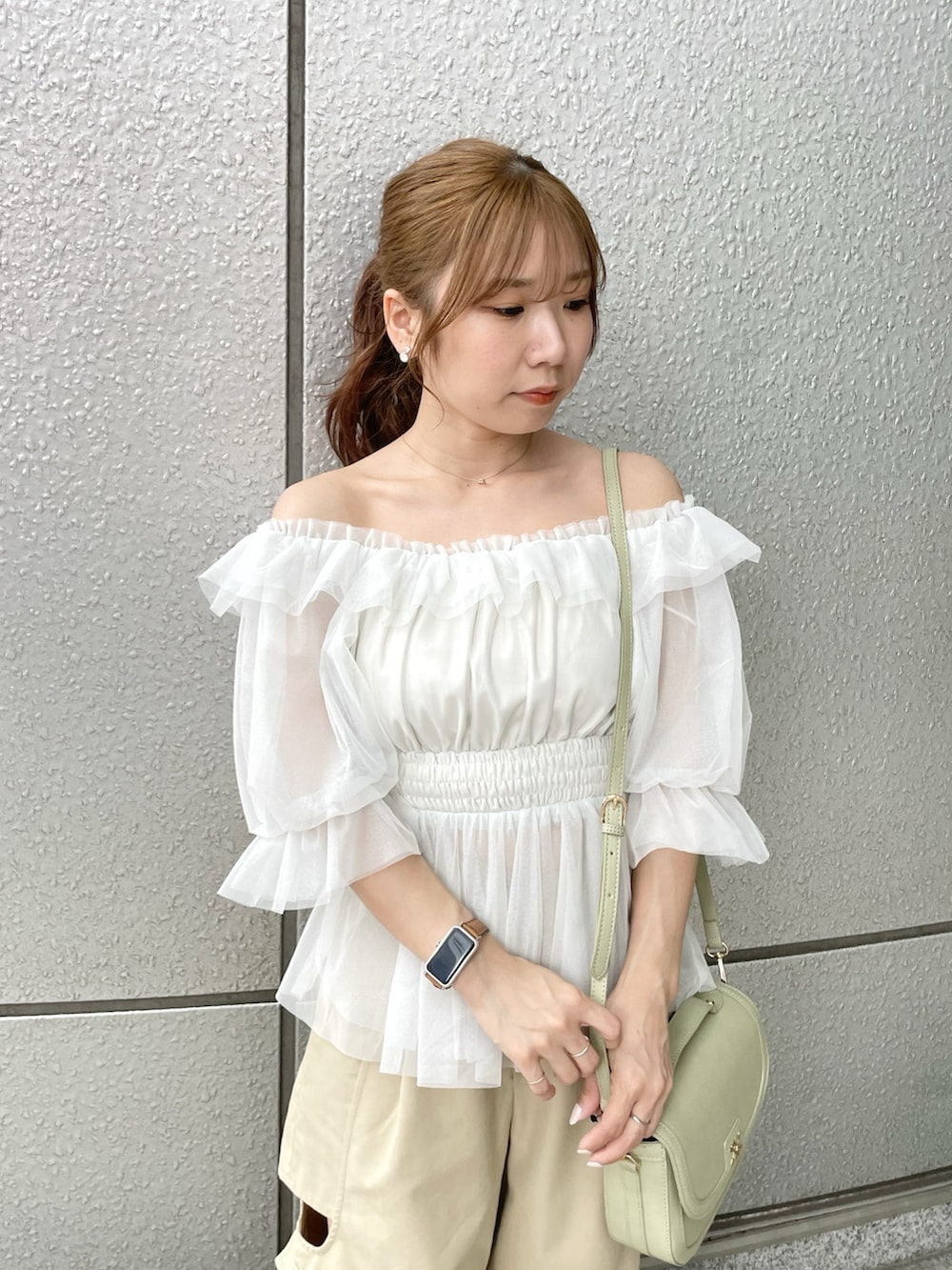 シルバー系のパンプス、ホワイト系のシャツ/ブラウス、ベージュ系のカーゴパンツを着用したレディースの春コーディネートの6枚目の写真