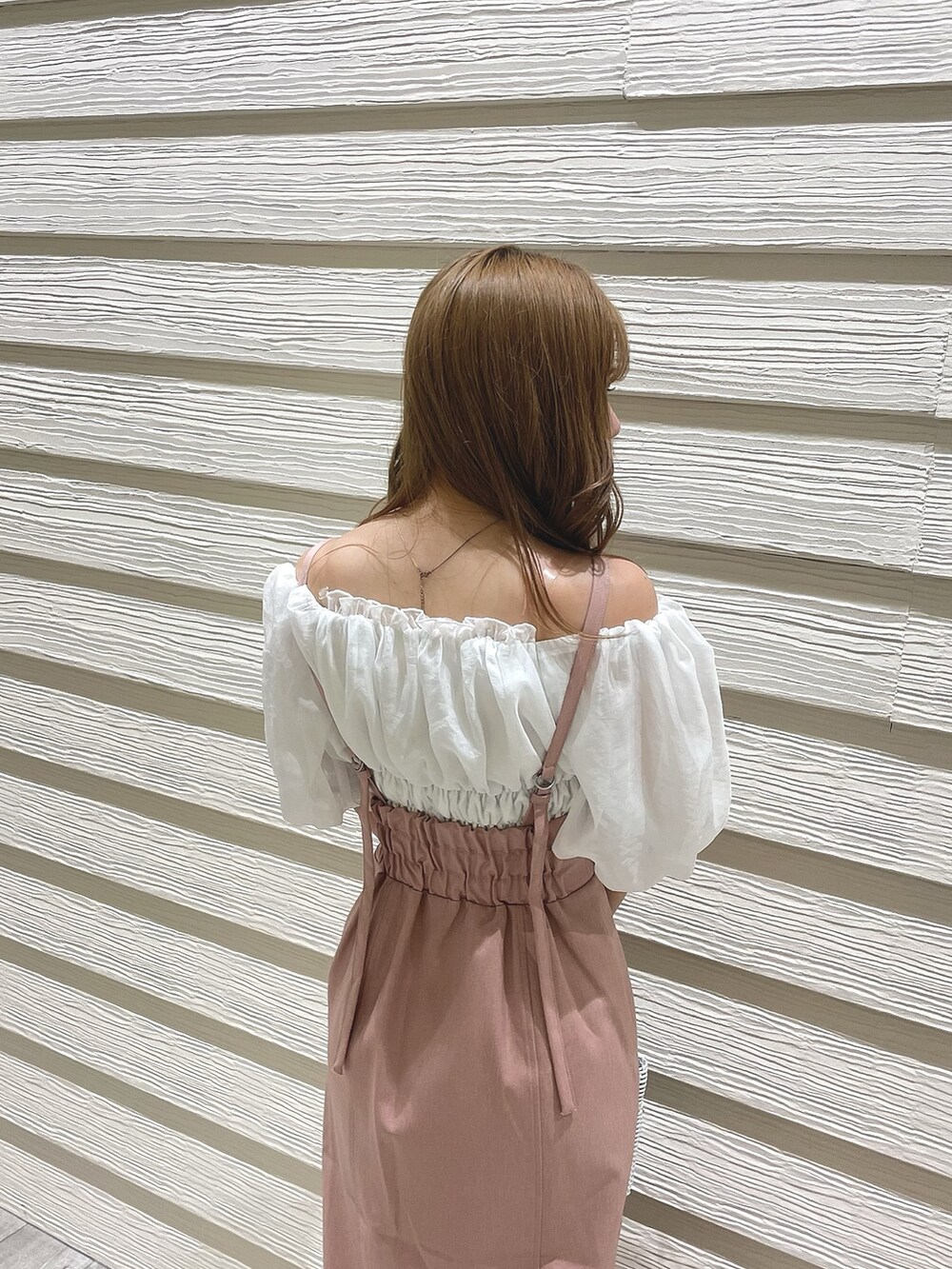 ホワイト系のシャツ/ブラウス、ピンク系のスカート、ホワイト系のハンドバッグを着用したレディースの夏コーディネートの6枚目の写真