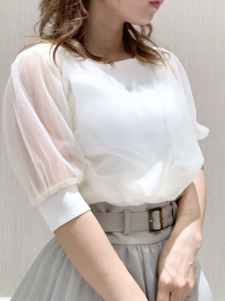 ホワイト系のニット/セーター、ホワイト系のショルダーバッグ、グレー系のスカートを着用したレディースの春コーディネートの6枚目の写真