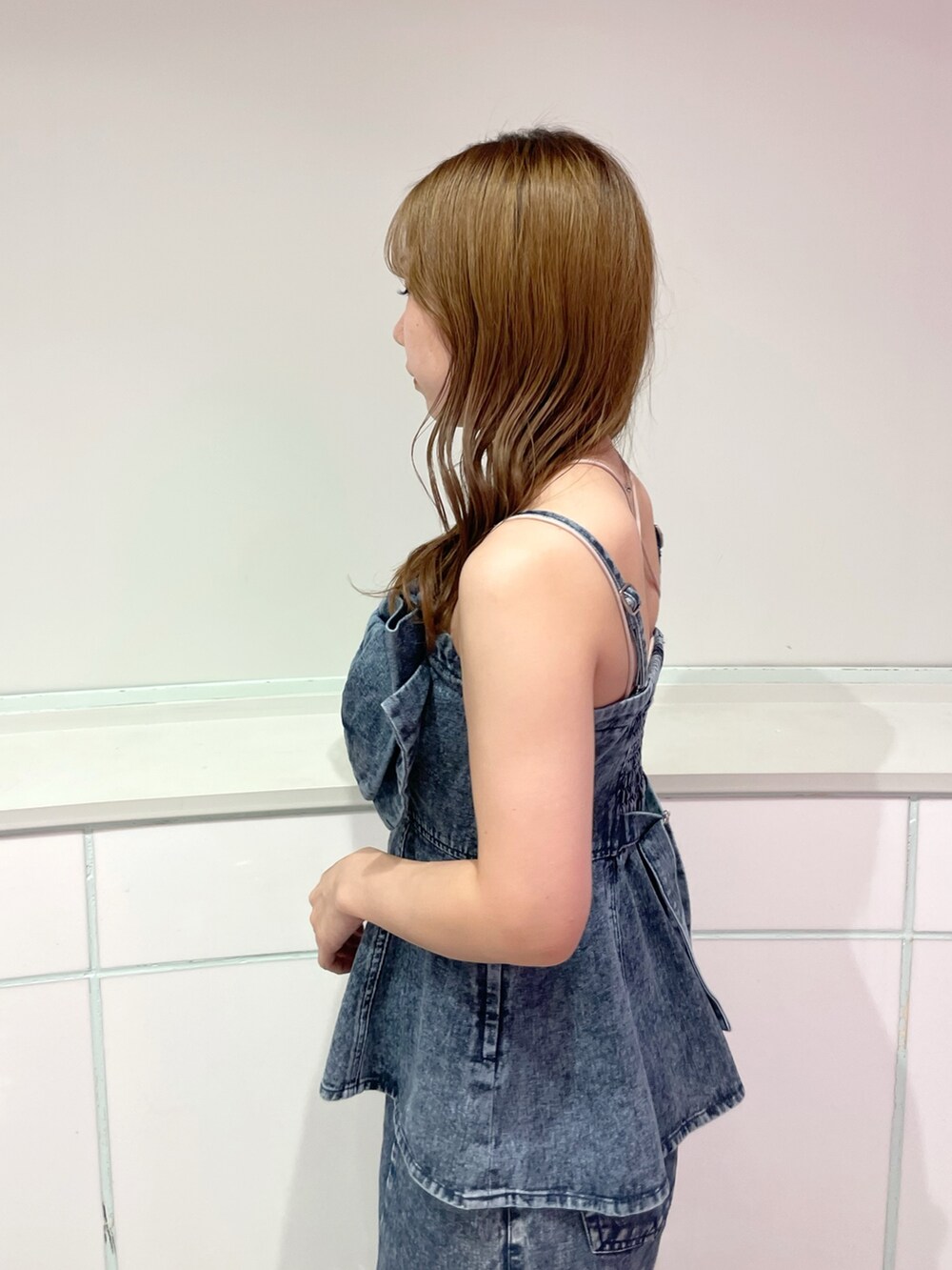 ブルー系のキャミソール、その他のデニムパンツ、ホワイト系のサンダルを着用したレディースの夏コーディネートの8枚目の写真