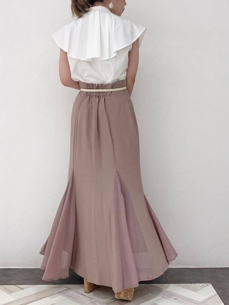 ホワイト系のシャツ/ブラウス、ベージュ系のサンダル、ピンク系のスカートを着用したレディースの春コーディネートの3枚目の写真