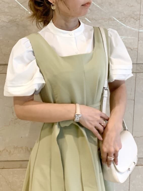 グリーン系のワンピース、ブラウン系のサンダル、ホワイト系のショルダーバッグを着用したレディースの春コーディネートの5枚目の写真