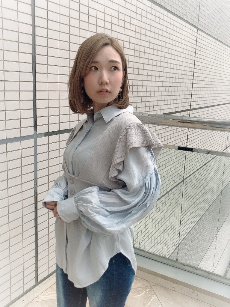 ブルー系のシャツ/ブラウス、ブルー系のデニムパンツ、その他のサンダルを着用したレディースの春コーディネートの3枚目の写真