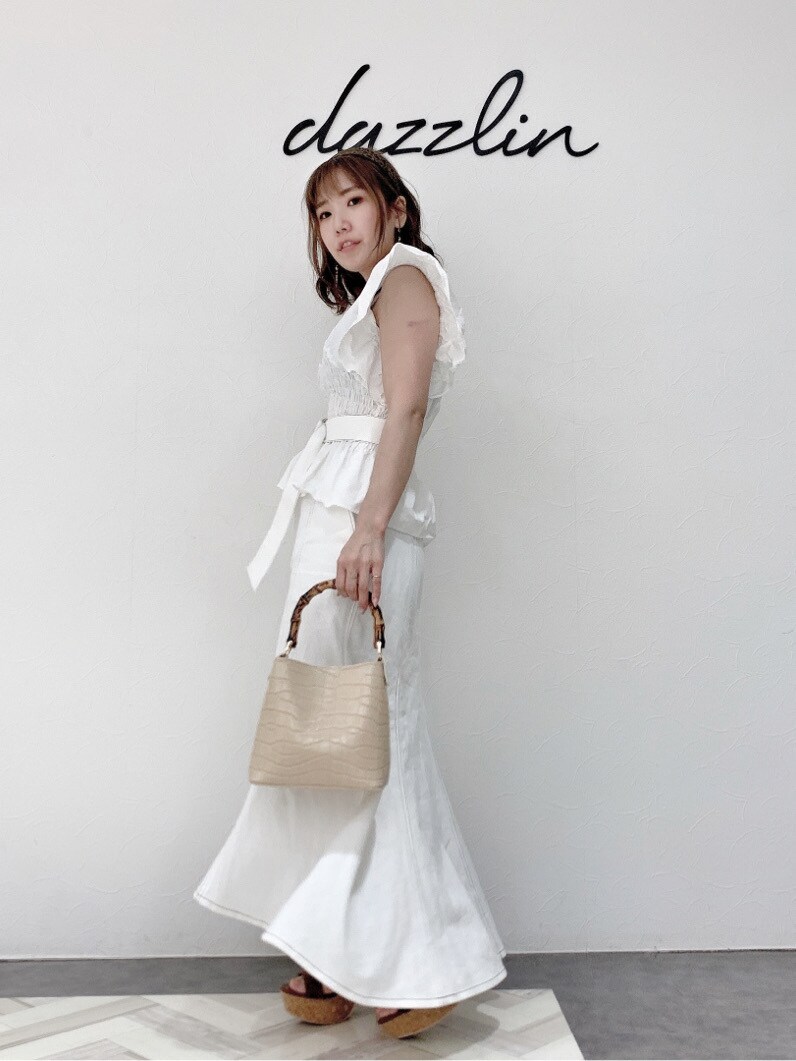 その他のサンダル、ホワイト系のシャツ/ブラウス、ホワイト系のスカートを着用したレディースの春コーディネートの5枚目の写真