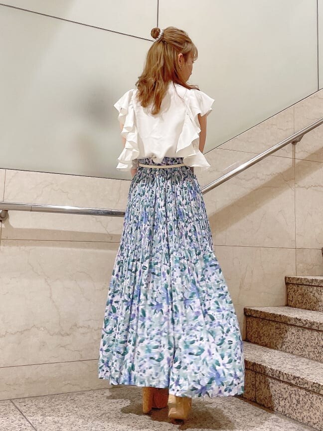 ベージュ系のサンダル、ブルー系のスカート、ホワイト系のシャツ/ブラウスを着用したレディースの夏コーディネートの4枚目の写真