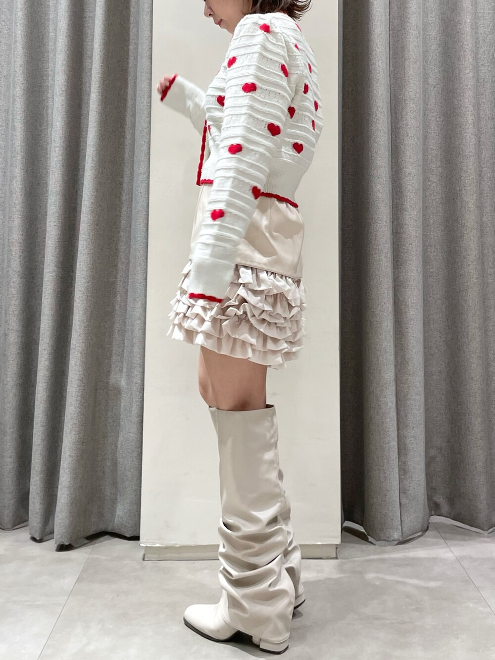 ホワイト系のカーディガン/ボレロ、ホワイト系のその他パンツ、ベージュ系のブーツを着用したレディースの秋コーディネートの4枚目の写真