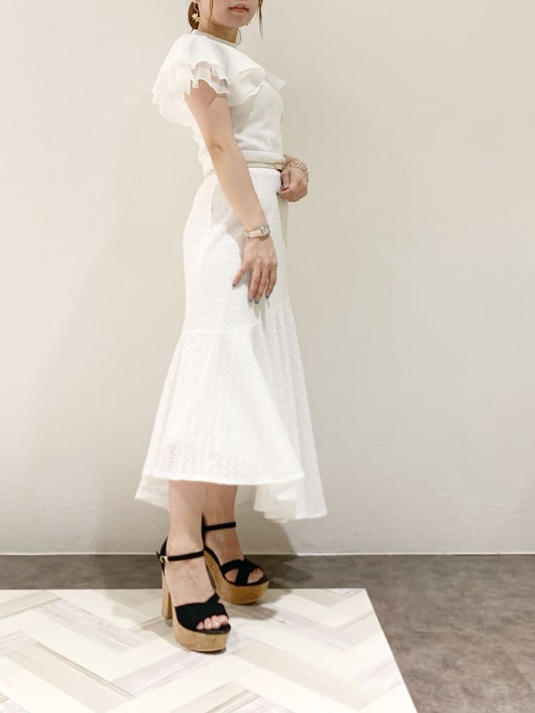 その他のサンダル、ブラック系のハンドバッグ、ホワイト系のTシャツ/カットソーを着用したレディースの夏コーディネートの4枚目の写真