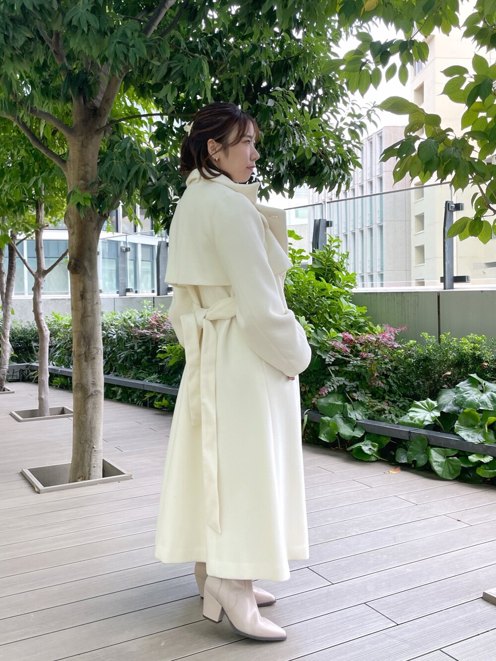 ベージュ系のブーツ、ピンク系のニット/セーター、ホワイト系のその他アウターを着用したレディースの秋コーディネートの2枚目の写真