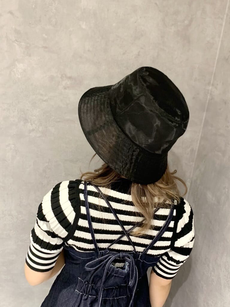 ブラック系のニット/セーター、パープル系のサンダル、ブルー系のワンピースを着用したレディースの春コーディネートの6枚目の写真