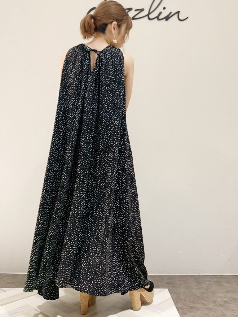 ブラック系のサンダル、その他のサンダル、ブラック系のワンピースを着用したレディースの夏コーディネートの4枚目の写真