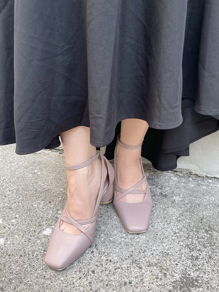 ベージュ系のシャツ/ブラウス、ブラック系のスカート、ピンク系のパンプスを着用したレディースの夏コーディネートの9枚目の写真