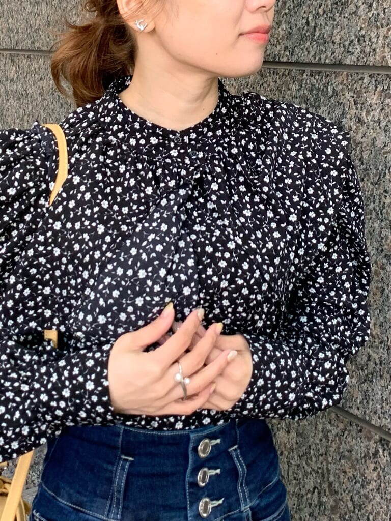 イエロー系のハンドバッグ、ベージュ系のテーラードジャケット、ブラック系のローファーを着用したレディースの冬コーディネートの4枚目の写真