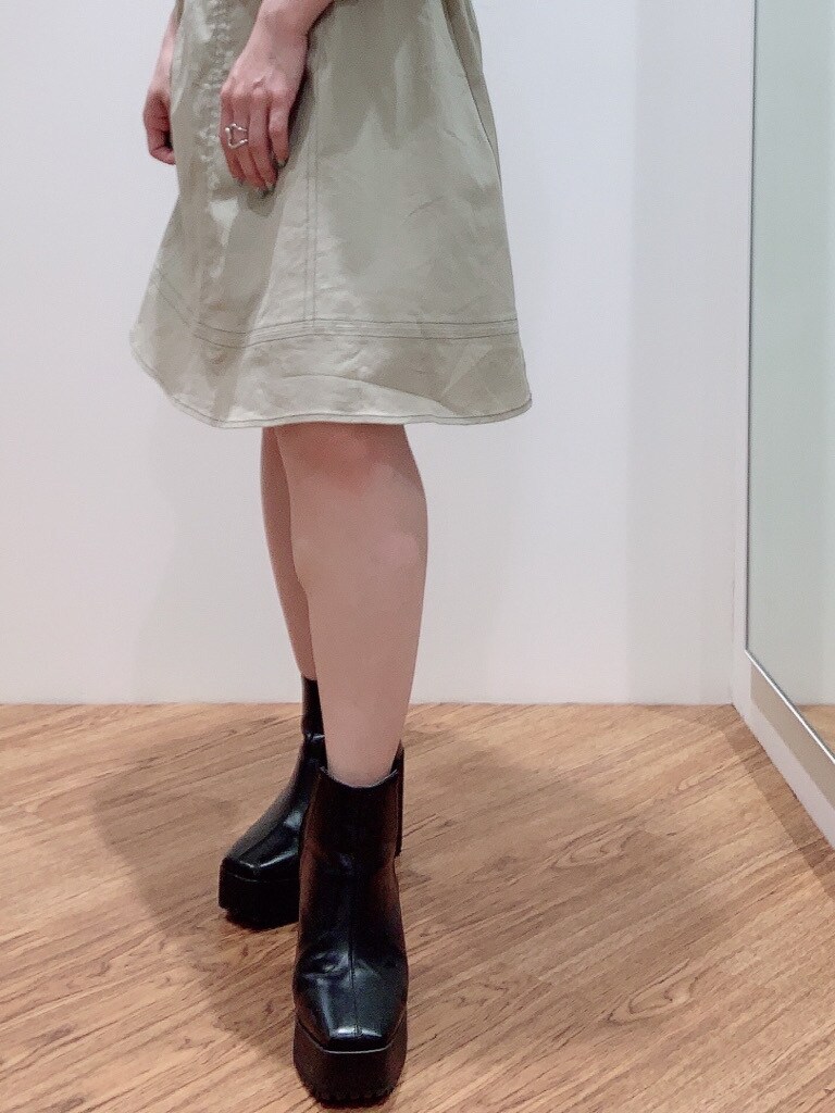 ベージュ系のサンダル、ベージュ系のワンピース、ブラウン系のベルトを着用したレディースの春コーディネートの5枚目の写真