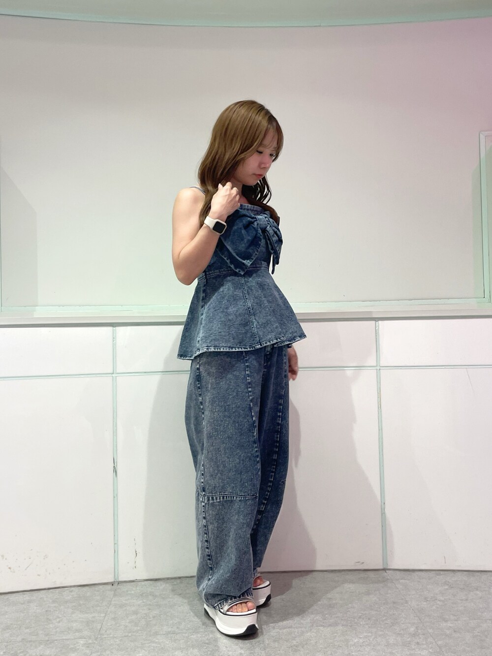 ブルー系のキャミソール、その他のデニムパンツ、ホワイト系のサンダルを着用したレディースの夏コーディネートの5枚目の写真